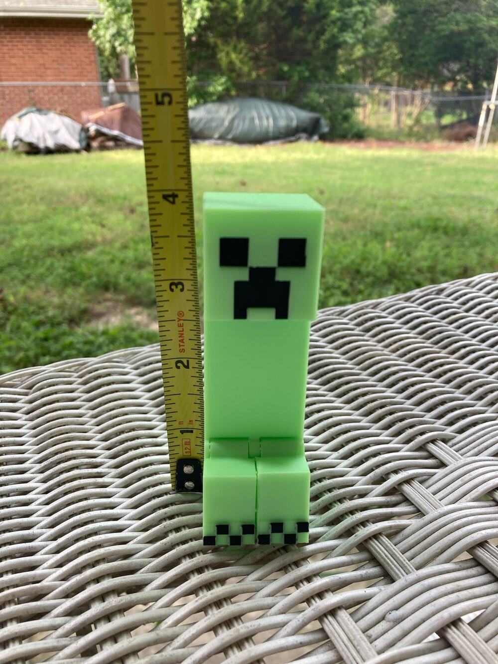 3D Printed Glow-in-the-dark Creeper with Movable Legs!